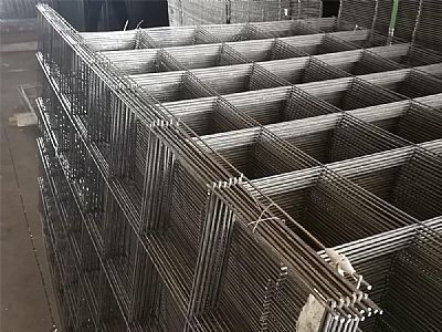 鋼絲焊接網(wǎng)片以鋼絲為原料，經(jīng)過(guò)專(zhuān)業(yè)設(shè)備加工成網(wǎng)狀